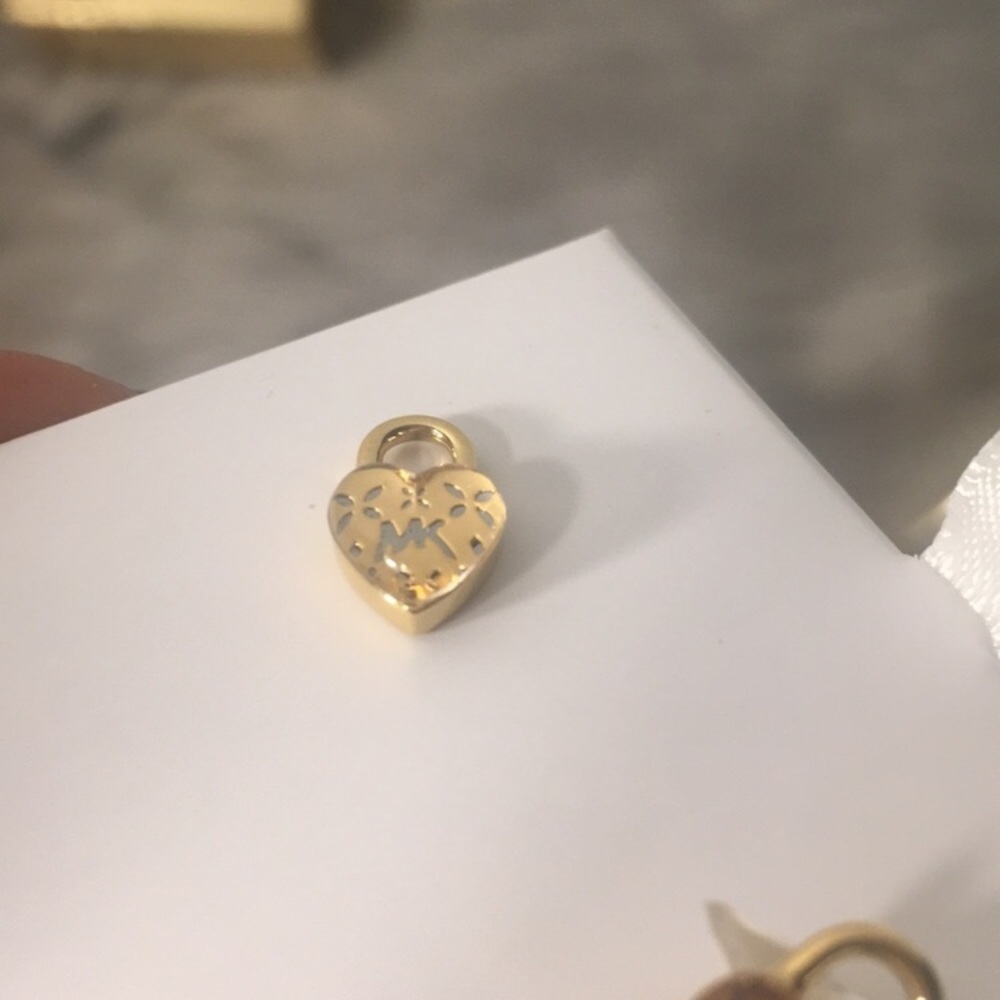 🎁 ‼️Michael Kors 3D Acrylic Heart Earrings - Picture 6 of 8